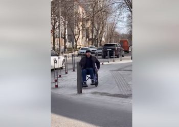 Дантес и известный урбанист сели на колесные кресла, чтобы протестировать безбарьерность улиц Днепра (ВИДЕО) – Дніпро