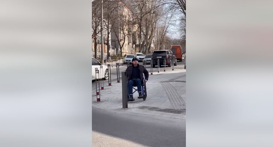 Новости Днепра про Дантес и известный урбанист сели на колесные кресла, чтобы протестировать безбарьерность улиц Днепра (ВИДЕО)