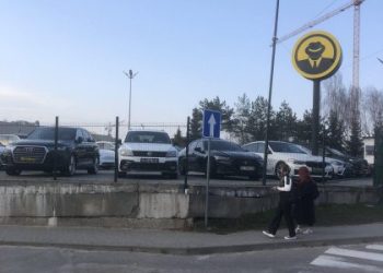 Фірма з продажу авто захопила землю у Львові: деталі