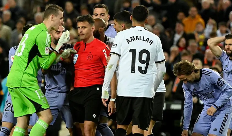 Грандіозний скандал. Реал вирвав перемогу, але рефері просвистів кінець матчу прямо під час голу