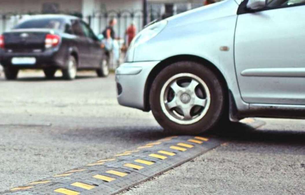 Лежачий поліцейський