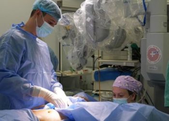Львівські хірурги за допомогою робота видалили матку 57-річної жінки