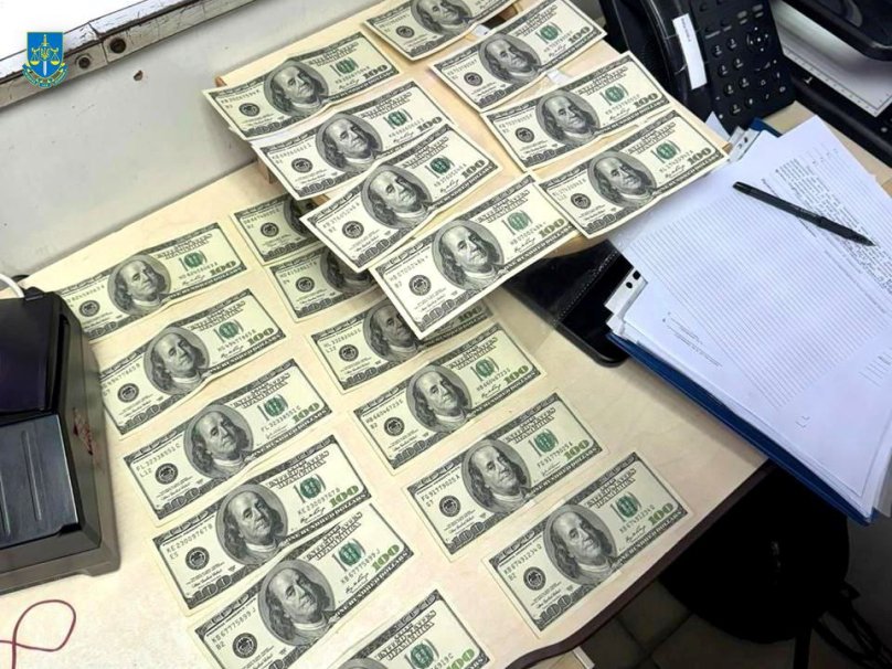 Фото 2 тис. доларів завдатку, які чоловік приніс прикордонникові