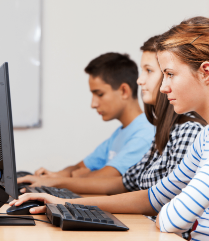 Учні за комп'ютерами