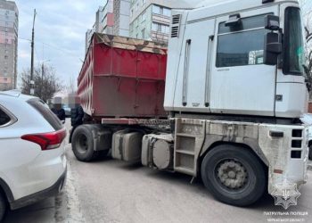 Нетверезий водій сідлового тягача у дворі багатоповерхівок спричинив ДТП — Новости Черкасс