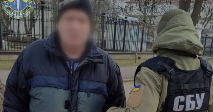 Член окупаційної виборчої дільниці у Херсоні. Фото: Херсонська обласна прокуратура.