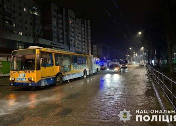Тролейбус різко загальмував – у Тернополі травмувалася кондукторка