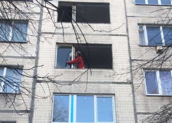 У будинках на Науковій замінюють вікна, вибиті внаслідок ракетної атаки на Львів