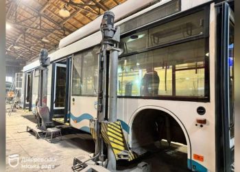 У Дніпрі почали ремонт низькопідлогового тролейбусу | АВТО НОВИНИ |