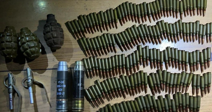 Вилучена зброя та боєприпаси. Фото: Поліція Херсонської області/Telegram.