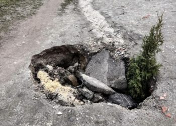 У Кременці просять засипати яму серед вулиці