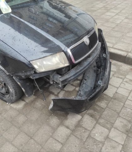 Авто з пошкодженим переднім бампером