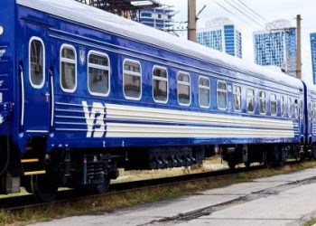 У Львові провідник не впускав у потяг жінок, поки першим не зайде чоловік