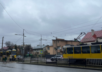 У Львові світлофори через трамвайну колію обладнають звуковими сигналами для незрячих