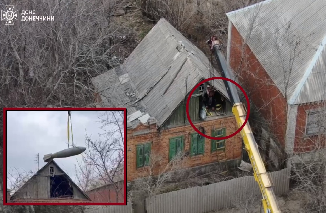 Новости Днепра про В Донецкой области российская авиабомба упала на чердак дома и не разорвалась: шокирующее видео