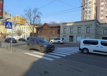 В Києві на вулиці Січових стрільців зненацька з’явився наземний пішохідний перехід