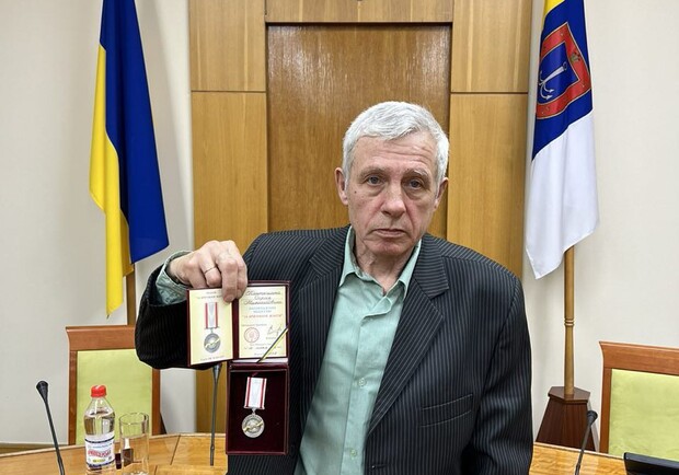 В Одессе наградили электрика, который помогал эвакуировать людей после прилета ракету в многоэтажку. 