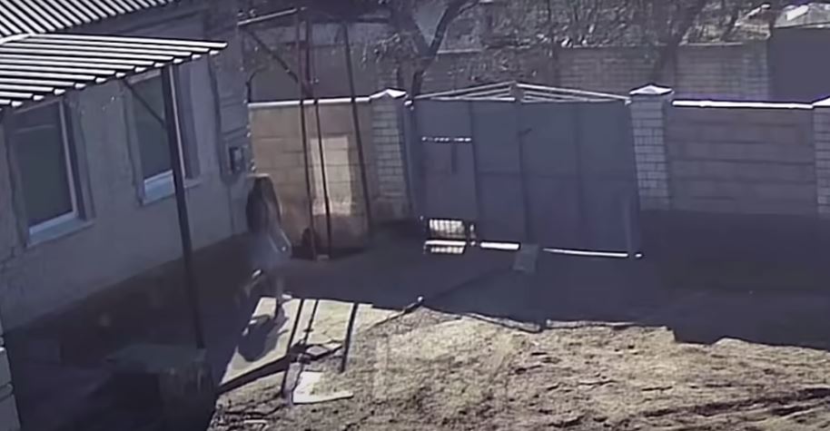 Новости Днепра про В одних тапочках и майке: в Днепре 3-летний мальчик скрылся домой из детсада