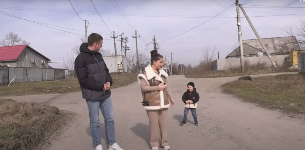 Новости Днепра про В одних тапочках и майке: в Днепре 3-летний мальчик скрылся домой из детсада