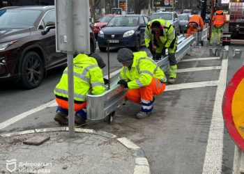 Відбійник монтують у Дніпрі на проспекті Науки | АВТО НОВИНИ |  