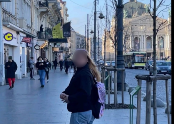 Вирвала волосся дитині: у центрі Львова затримали нападницю