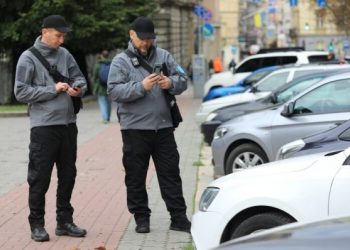 За годину на Сихові оштрафували десять водіїв за неправильне паркування