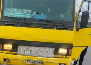 Звільнили водія маршрутки, який ледь не збив людей на переході у Львові