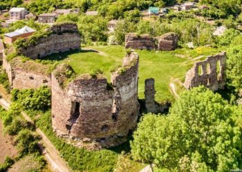 Бучацький замок прибрали до туристичного сезону