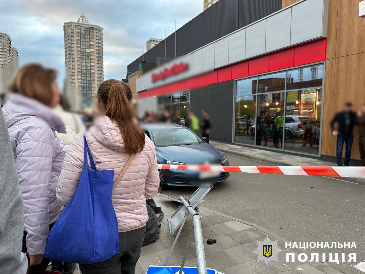 Новости Днепра про Едва стоит на ногах: в Броварах пьяный председатель райсовета въехал в толпу – 4 человека пострадали