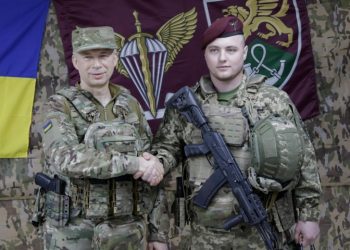 Головнокомандувач Сирський вручив захиснику зі Львівщини почесну нагороду