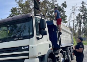Лісівники з поліцією зупиняли сміттєвози, що засмічують ліс  — Новости Черкасс