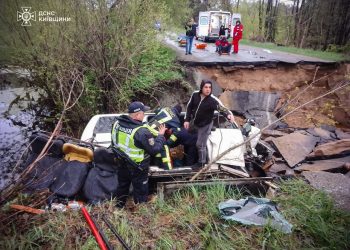 На Киевщине микроавтобус провалился в пропасть: есть погибшие и пострадавшие (ФОТО) – Дніпро