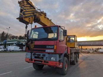 Автомобільний кран, який чоловік хотів незаконно ввезти до України. Фото: Львівська митниця