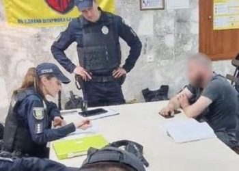 Посадив 9-річну доньку за кермо: поліція знайшла батька