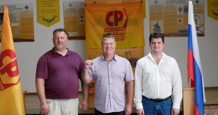 Депутат окупаційної «Херсонської обласної думи» Ігор Щепелін (в центрі). Фото:окупаційні ресурси.