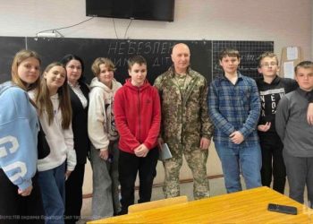 Про безпеку під час війни говорили зі школярами військовослужбовці 118-ї бригади ТРО  — Новости Черкасс