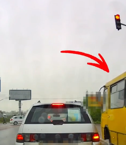 Проїхав на червоне: у Львові оштрафували водія маршрутки