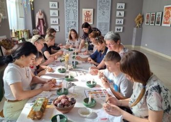 Родини загиблих захисників і захисниць навчались розписувати писанки — Новости Черкасс