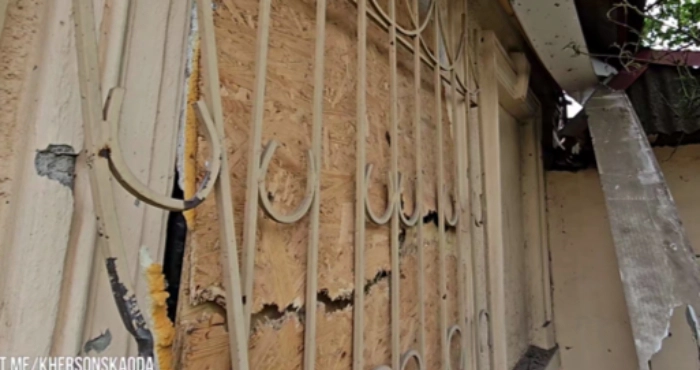Один із пошкоджених будинків внаслідок російських обстрілів на Херсонщині