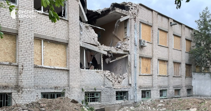 Корпус навчального закладу у Херсоні після обстрілу росіян / Фото Суспільне Херсон