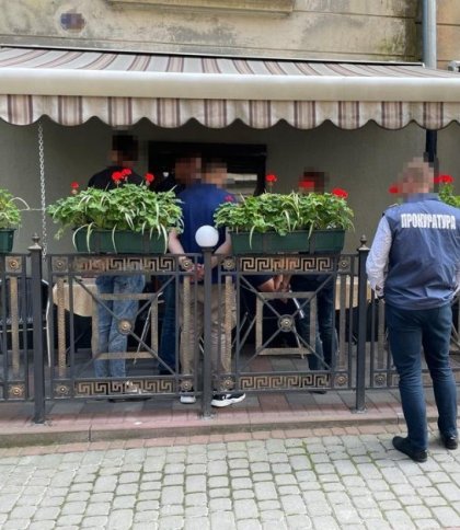 Затримання під час отримання частини коштів.