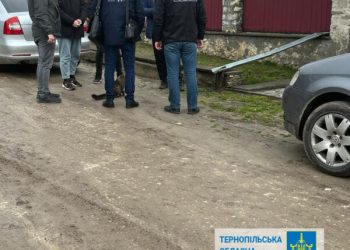 Тернопільський митник отримав 100 000 грн хабаря – йому повідомили про підозру