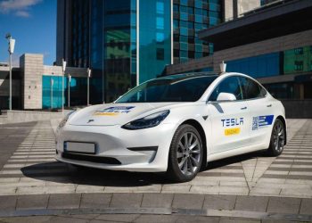 Tesla заради допомоги лікарням: меценат Денис Парамонов віддає другу автівку на благодійність