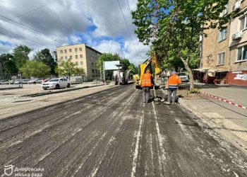 У Дніпрі ремонтують дорогу на вулиці Богдана Хмельницького: черговий перевірив роботи | АВТО НОВИНИ |