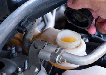 Зміна гальмівної рідини авто: 5 ознак, які свідчать про необхідність | АВТО НОВИНИ |