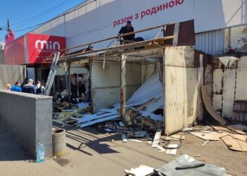 Біля станції метро «Академмістечко» прибирають 150 МАФів