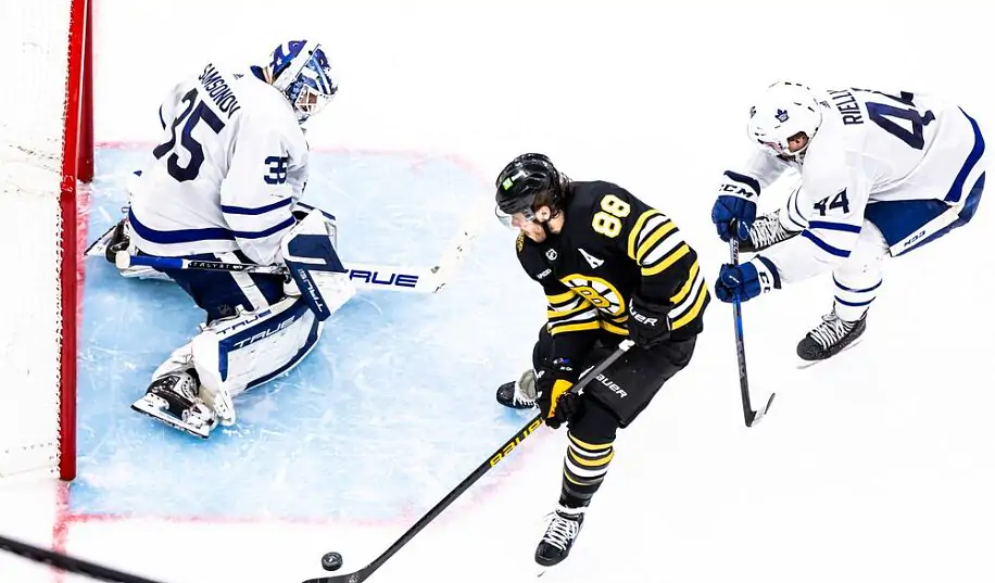 Бостон в овертаймі вирвав перемогу в 7-матчевій серії з Торонто
