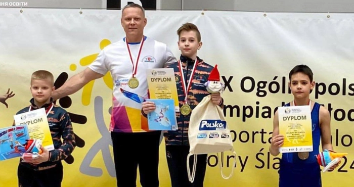 Херсонський гімнаст Артем Свинцицький( в центрі). Фото: Херсонська міська військова адміністрація/Telegram.