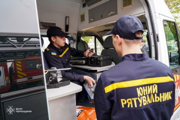 Юні рятувальники відвідали одну із пожежних частин міста і дізналися про будні вогнеборців