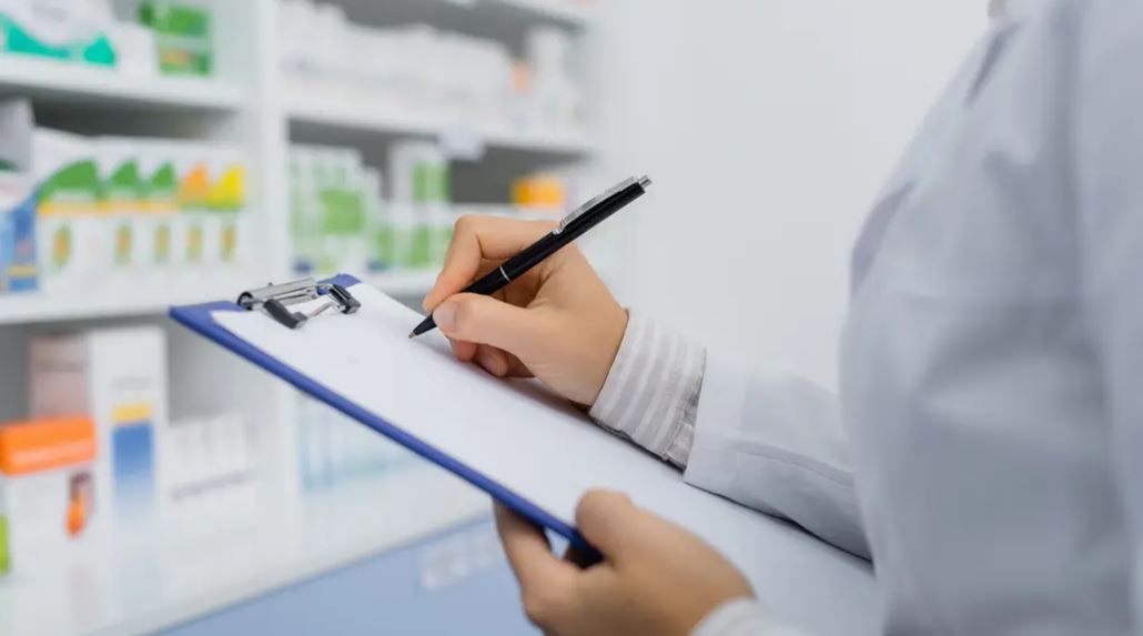 Новости Днепра про Медикини и фармацевтки должны стать на военный учет, чтобы работать дальше